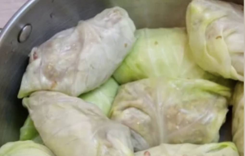 Не вмієте ви на Житомирщині голубці готувати! От приїде моя мама і вас навчить! Бо це ж їсти неможливо! – Ось таку рецензію я отримала від невістки, уявляєте? Кортіло тут таріль з голубцями, котрі я для неї увесь день крутила – їй на голову вдягнути.