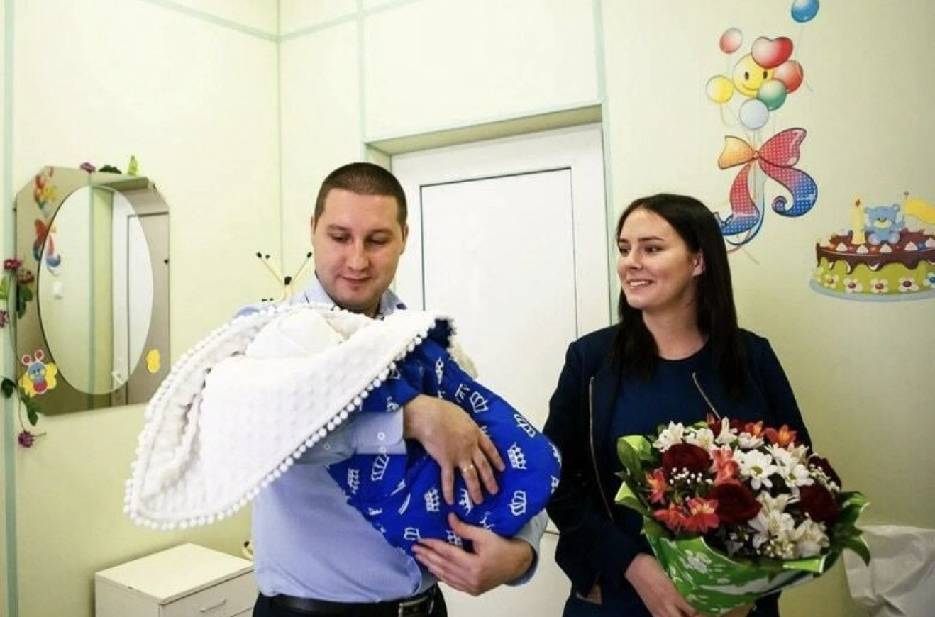 Чесно кажучи, коли невістка повідомила, що вагітна я не дуже хотіла, щоб вона народжувала. Адже вона не факт, що зможе виносити взагалі цю дитину. А до того у них є кредит на квартиру, словом додаткові витрати їм точно не потрібні. І начебто Анастасія погоджувалась з нашими доводами. А потім вчинила по своєму і тепер я не знаю як допомогти їм вибратись з халепи, в яку вони потрапили.