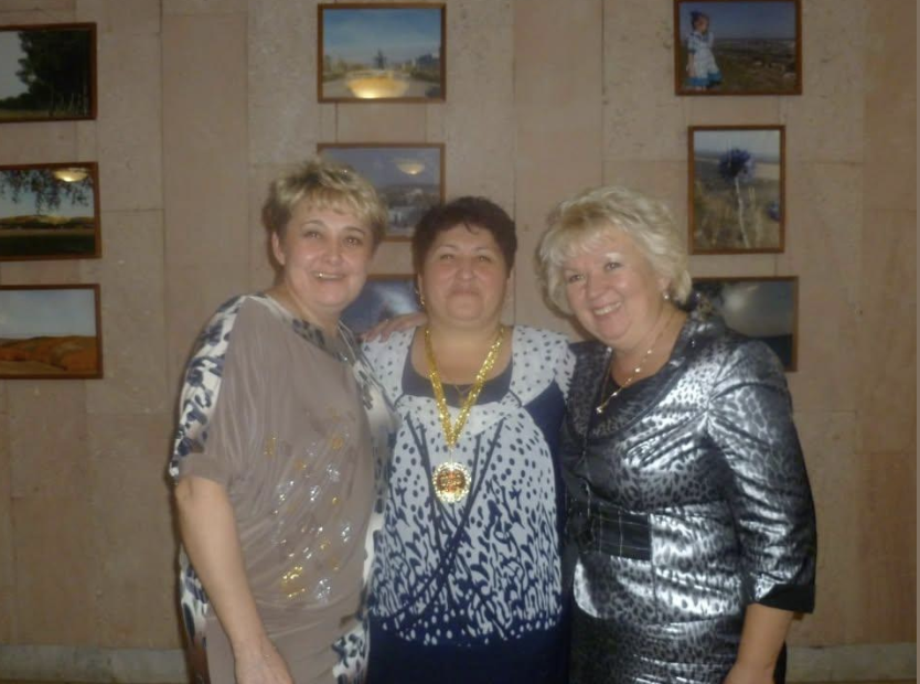 Шукай собі інше місце, Маріє. Це моя квартира. Не моя вина, що так все вийшло – це обставини – спокійно заявила сестра.  Отак прожила життя, що на старості залишилась ні з чим. Від безвиході руки опускаються!  Я ж то думала, що маю на кого покластися, а сестра виявилась ще тою егоїсткою! І так підло зі мною вчинила.