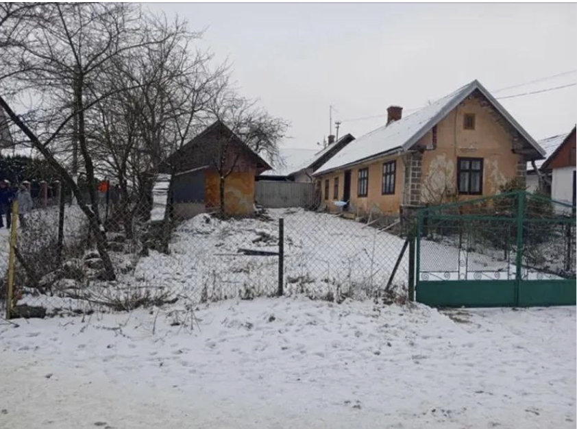 Ти геть здуріла, дівко? Чужій бабі, яка твого батька на той світ відправила, хату залишати? Та йди до суду! Рік тому тато познайомився з пані Раїсою. Вона працювала продавчинею у місцевому магазині. Спершу батько нічого не хотів мені говорити за нову пасію. Однак, я помічала, що вдома стало досить чисто, є їжа в холодильнику, підлога помита, речі охайно поскладані у шафі. То ж видно, що господарювала жінка. Все було б чудово, якби мій тато раптово не помер. Ніхто не міг зрозуміти, що ж сталося, поки тітка не відкрила нам очі…