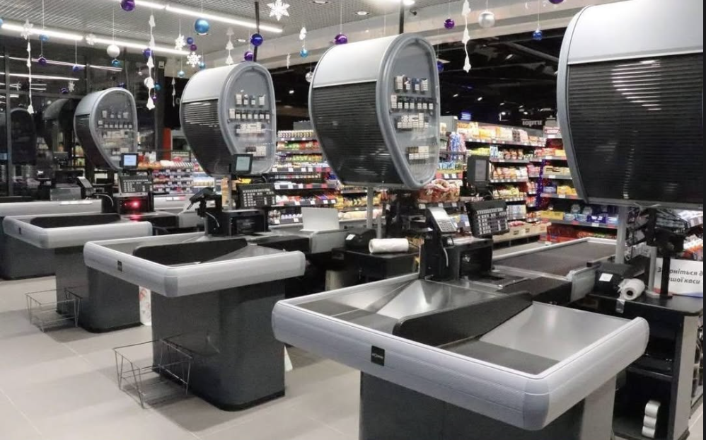 Львів, АТБ, стою на касі, викладаю продукти. Аж тут касир каже: “С вас тысяча рублей “.  Мене аж перекосило від цієї фрази. АГОВ, ЛЮДИ, НУ ЯКІ РУБЛІ ЩЕ Й У ЛЬВОВІ?!  Потім до мене підійшов адміністратор та почалося справжнє “шоу”.