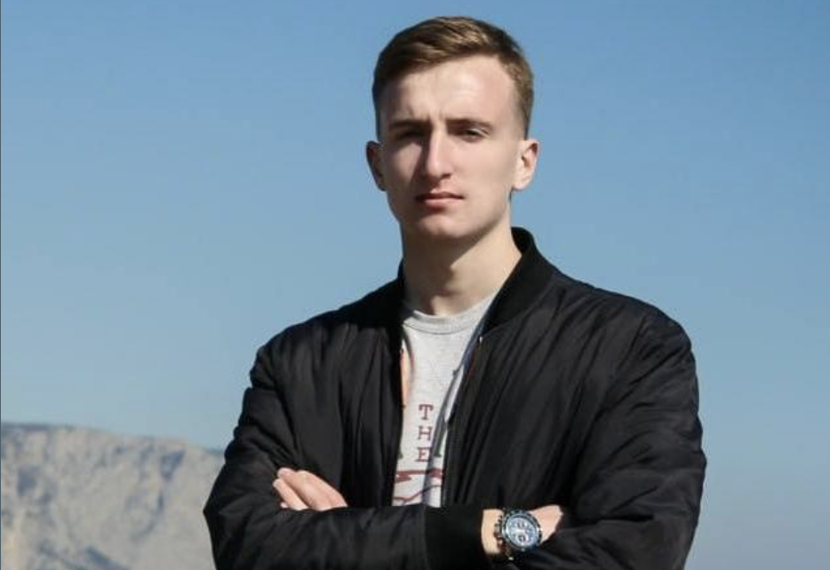 Мама практично не брала участі у моєму житті. Народила рано, у 16 років та й кинула на бабу з дідом. Сама ж вивчилась та поїхала в Португалію на заробітки. І от недавно мама подзвонила й сказала, що приїде. Чесно, дуже здивувався, коли незнайома жінка почала називати мене сином. Та ще більше шокувало як вона виглядала. Навіть не знаю, як налагодити наше спілкування через роки…