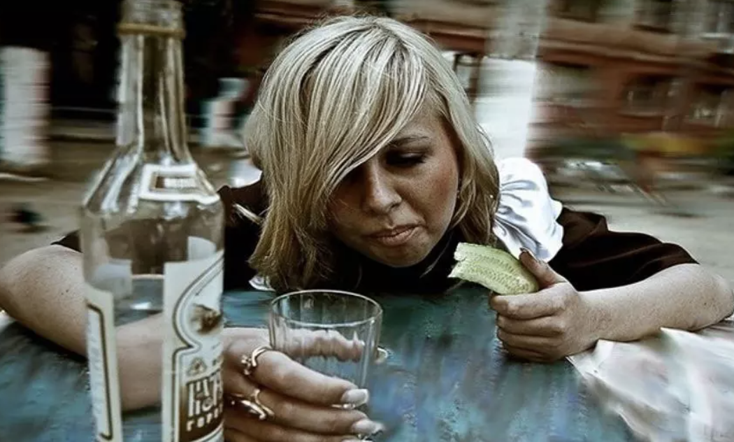 Моя дружина була алkоголічкою, і мене це почало хвилю вати досить пізно. Я про це знав уже при весіллі, адже ще коли ми були підлітками, ми були швидше товаришами по чарці, ніж парою, причому випивала вона завжди більше і міцніше за мене, а змагатися з нею, в тому, хто більше виnє, боялися всі хлопці з нашої групи. Незважаючи на це, я її все одно сильно любив, ми довго зустрічалися, і взагалі вона гарна дівчина, навіть коли n’яна.