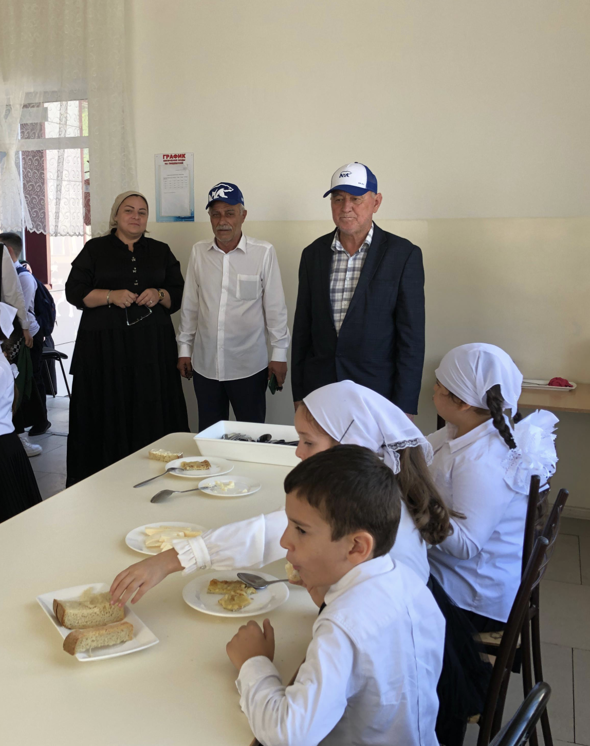 Мама ясно сказала, що свято тільки для дорослих, і ти це чудово знала, коли сюди їхала. – Та як ти смієш! – злетіла Марина, яка до цього мовчала. – Це ж ювілей, діти мають право тут перебувати! – Не мають, – відрізала Ганна. – Бо їх не запрошували!