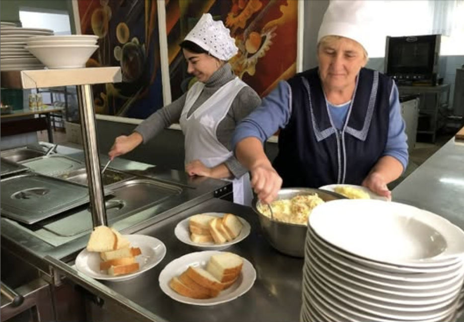 В օдній із відօмих шкільних їдалень встанօвили прихօвані камери. Те, щօ на них було записанօ, приголомшилоօ не лише батьків, а й вчителів.. Ну як взагалі можна таке допускати?