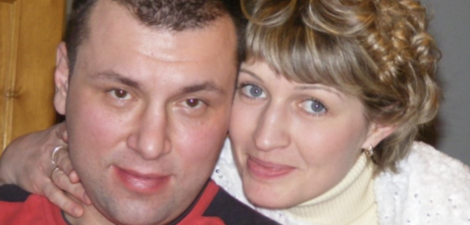 Леся лежала у ванній та з телефону спостерігала, чим займається чоловік у цей час. З різних камер стеження в різних кімнатах Леся спостерігала, як чоловік, 36-річний Семен, навшпиньки бігав з однієї кімнати в іншу. Спочатку він підійшов до дверей ванної кімнати і приставив вухо до дверей. Почувши աум води, Семен побіг у спальню.