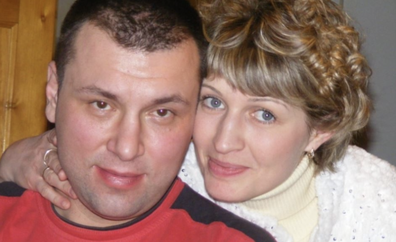 Леся лежала у ванній та з телефону спостерігала, чим займається чоловік у цей час. З різних камер стеження в різних кімнатах Леся спостерігала, як чоловік, 36-річний Семен, навшпиньки бігав з однієї кімнати в іншу. Спочатку він підійшов до дверей ванної кімнати і приставив вухо до дверей. Почувши աум води, Семен побіг у спальню.