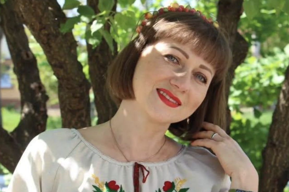 Я вчителька української мови та літератури у 8 класі. Після зимових канікул вирішила зробити “контрольну роботу” – а за що вони люблять нашу мову?  І, знаєте, їх відповіді мене розчулили до сліз! У НАС РОСТЕ ЦВІТ НАЦІЇ, ЛЮДИ!  Раджу вам прочитати головні аргументи дітей. Повірте, це ще нам, дорослим, є чого в них повчитися!