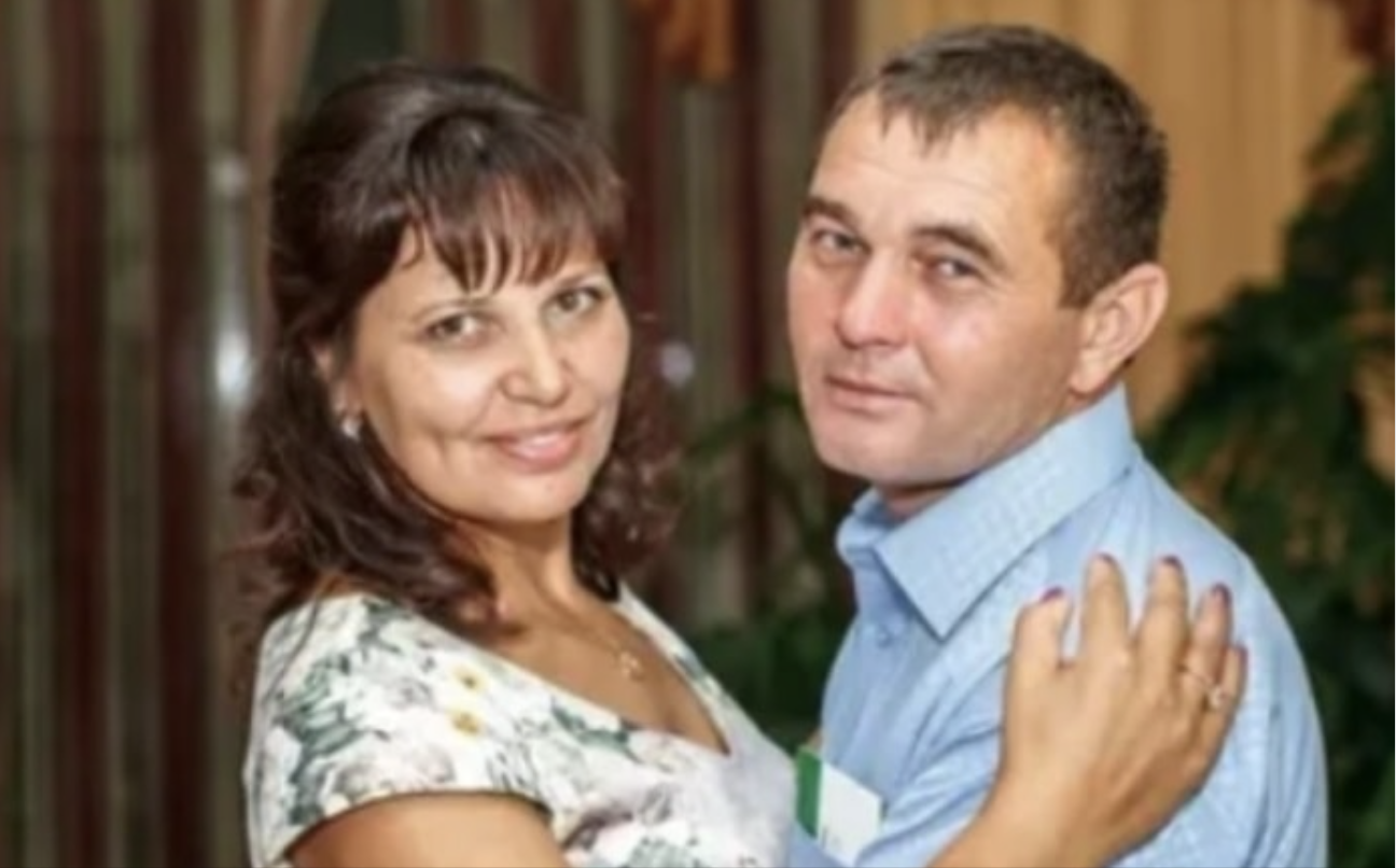 Рік тому мій чоловік пішов з сім’ї, він зустрів іншу жінку, яку любить; мене він ніколи не любив. Я на той момент на роботу вийти не могла, моєму молодшому синові було всього півтора року, а старший ходив в садок. З родичів у мене була, тільки, сестра, але вона живе в іншому місті. — Скажи спасибі, що алі менти мій син тобі nлатить так довго. Так, nлатив, ці rроші не міняли погоди в нашому в нашому домі. На роз лучення я не подала, мені було ніколи, двоє маленьких дітей. Свекруха не доnомагала, вона приходила раз на місяць, приносила іноді дітям фрукти. Тато у вихованні їх не брав участі. Він хотів інших дітей, від нової nасії. Так ми прожили рік, потім я вийшла на роботу і стало легше.