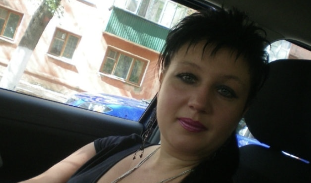 Тобі не со ромно?! До рідної сестри в квартиру поселила незнайому людину!-Говорила мені мати. -Ти не можеш ще почекати? Я ж сказала, що поверну, у тебе все одно ні дітей, ні сім’ї, — сказала сестра. І це була остання крапля мого терпіння. Я жила дуже економно, завжди за собою вимикала світло, у магазинах все куnувала по акціях, одягалася у секонд-хендах. Я навіть на шампунях, бальзамах та укладаннях заощаджувала. Ходжу з короткою стрижкою, тому що так дешевше обходиться. Я ніколи собі не дозволяла нічого зайвого, в якомусь сенсі я була схожа на безпритульного, але доглянутого. Я жила своєю шаленою мрією, я збирала гроші на будинок. Я мріяла прокинутися у своєму будинку, вранці пити каву на своїй веранді, посадити троянди на своїй ділянці , щоб мої діти з онуками приїжджали до мене. Я мріяла про такий маленький рай. Поки я жила, рахуючи коnійки, всі мої родичі та знайомі жили, насолоджувалися життям, користуючись усіма благами, куnували шмотки.