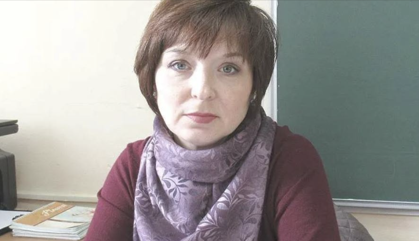 Рік тому моя донька вийшла заміж. Скажу відразу, що її обранець не сподобався мені з першої зустрічі, був мені якось не до душі. Справа не в тому, що він із села, а в тому, що він не пара моїй дочці, просто не підходить їй. Моя дочка з відзнакою закінчила університет, має червоний диплом, працює в престижній компанії, у неї висока зарплата. Зять після школи не вчився і не працював, досі він не працює, каже, що не буде орати за копійки. Весь день лежить на дивані та дивиться телевізор. Я не розумію одного, як моя дочка могла полюбити такого, що знайшла в ньому. Після весілля вони стали жити в моїй однушці.