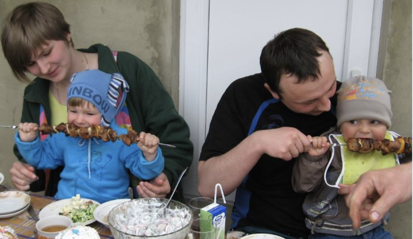 Навіть того дня мій чоловік Слава був на роботі. Ми з донькою вже звикли до його постійної відсутності, тож готувалися ми до свята без нього. Гості почали приходити по обіді. Серед них був мій троюрідний брат Олег разом із сім’єю. Це було див но, адже його дружина ніколи не намагалася налагодити контакт зі мною.