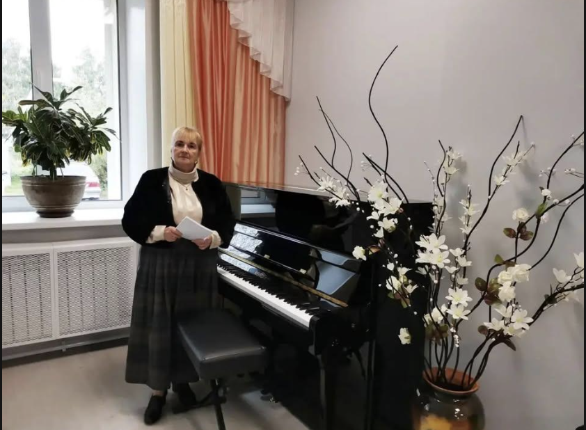 Я пропрацювала в школі багато років, до самої пенсії і ще працюю. Яке то було задоволення, як учні вчили російські класики. “Лебедине озеро”, “Лускунчика” Чайковського, Глінку, Балакірєва, Рахманінова. А тепер у школі нові програми. Але я вважаю, що забирати шедеври світової класики не можна. З такою освітою діти виростуть непутящими та печерними людьми!