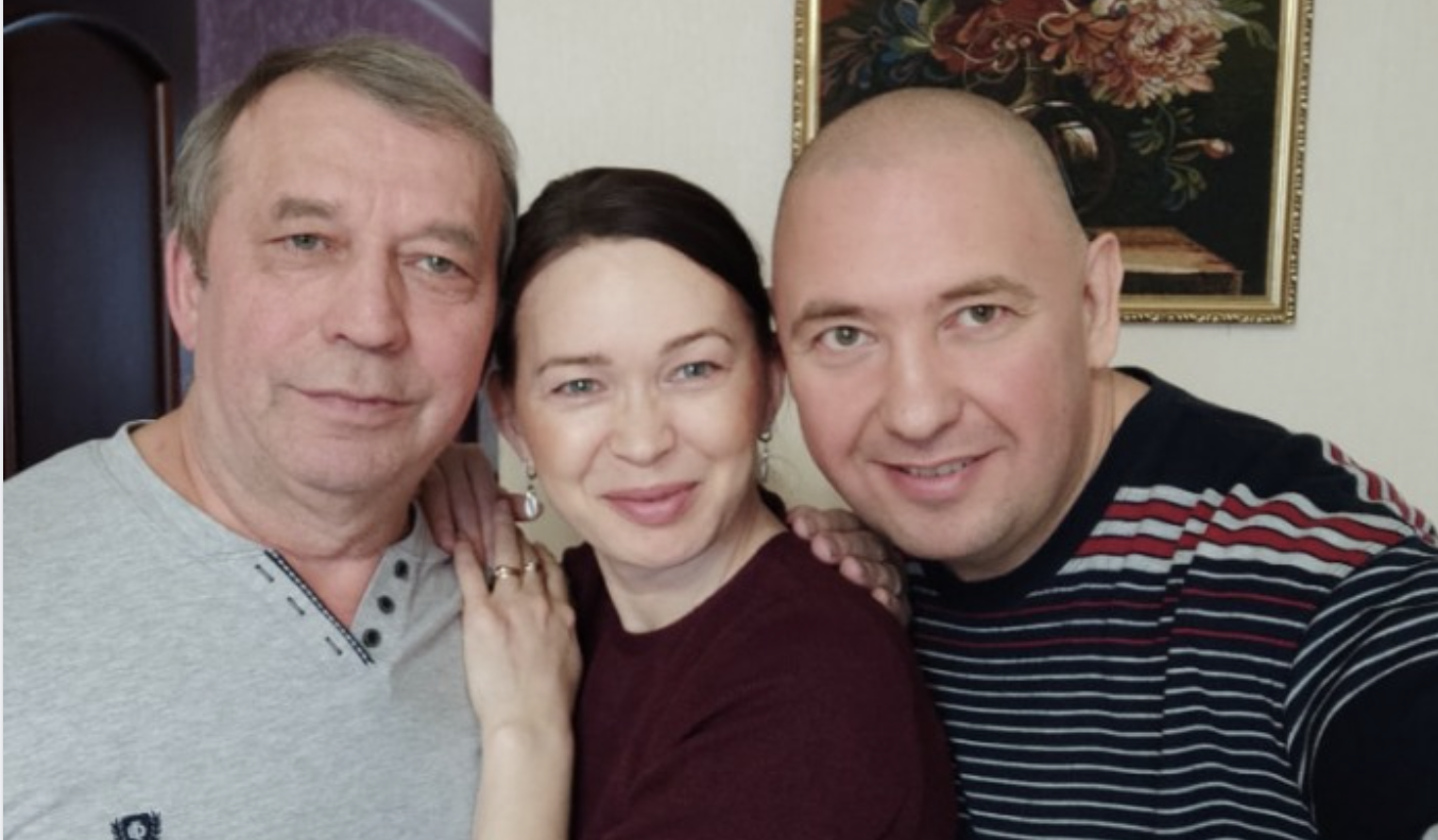 Ми прожили з чоловіком в щасливому шлюбі цілих 25 років. Збиралися відзначати річницю з дітьми. А одного разу, прямо на вулиці, до мене підійшла якась жінка. На вигляд їй було близько 30-и років, симпатична. – Ви ж з чоловіком добре прожили життя, так дайте і іншим таке щастя. Вона хвилювалася, а я їй не відповіла нічого, а мовчки пішла. На нашу річницю в ресторані зібралися рідні люди і тоді я зважилася на розмову …