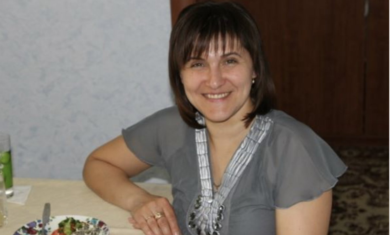 Я 10 років доглядала за дідом чоловіка. В орендованій квартирі, з дітьми. Поки Аліса, сестра чоловіка, жила в квартирі того самого діда. Моїй свекрусі батько її чоловіка теж не був потрібен — вони не ладнали. Я не довчивлася, що не побудувала кар’єру. Весь свій вільний час я ділила між доглядом за літньою хворою людиною і дітьми. Чоловік систематично йшов в загули — його напружувала обстановка в будинку. Іншим жінкам він такий, з дітьми і без майна, що не був особливо потрібний, тому він завжди повертався до мене. А я прощала заради дітей. Своє житло ми не купили — багато грошей йшло на оренду і дідуся. Аліса якщо і приходила, то тільки за одним: випросити у діда частину його пенсії, скаржачись на убоге фінансове становище. Зате це положення, при всій його бідності, дозволяло Алісі з чоловіком і дітьми щороку їздити у відпустку і іноді оновлювати сімейний автомобіль. Ще 5 років тому дідусь заповів свою квартиру мені. Він так і сказав: — Ти стала мені рідніше, ніж всі члени моєї сім’ї разом узяті. Онук — ганчірка, віддасть квартиру матері або сестри. Нехай краще там живуть твої діти — мої правнуки.