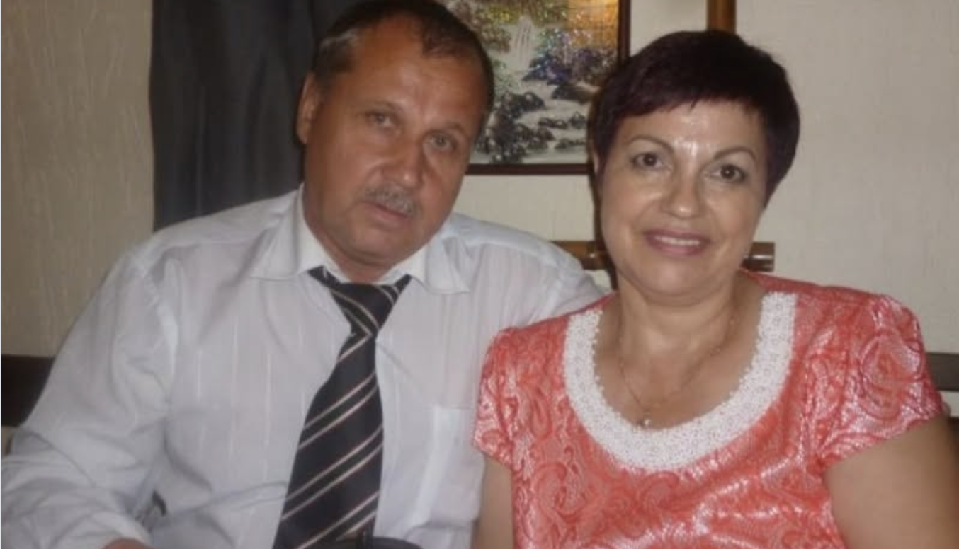 Шість років тому мама вийшла заміж вдруге. З батьком вона розлучилася, коли мені було сімнадцять років. Він поїхав до рідні на південь, а мама залишилася жити в тій же квартирі. Я їх розлученню не здивувалася, бо завжди бачила, що вони один одному не підходять. Папа спокійний і м’який, а мама особа з характером таким, що не кожен з нею і витримає поруч. Я була вже доросла, тому мені нічого пояснювати не довелося. Я нормально спілкувалася і з мамою, і з татом. Найчастіше, звичайно, з мамою, тому що ми живемо в одному місті. Але саме, що спілкувалася, разом ми більше не жили. Спочатку я жила в гуртожитку при університеті, а на моє 20-річчя тато зробив мені королівський подарунок — купив однокімнатну квартиру.