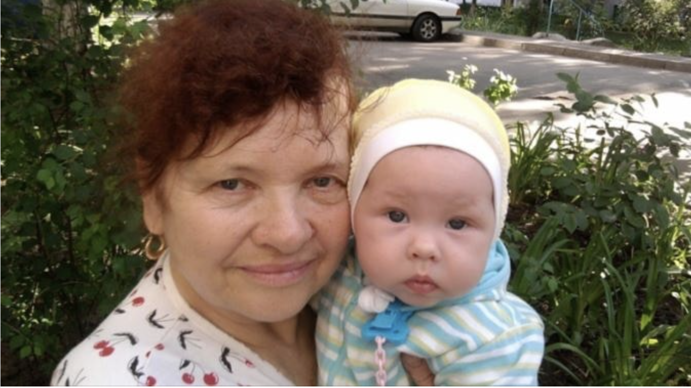 Після весілля, а це було п’ятнадцять років тому, син з дружиною переїхали жити в мою трикімнатну квартиру. Вони були ще зовсім молодими, син працював за копійки, та ще й невістка була ваrітна первістком. Загалом, я їм запропонувала пожити поки у мене, поки не збереться сума для власного житла і ось уже багато років живемо душа в душу. Невістку я люблю, як рідну дочку, у онуках душі не чаю, намагаюся їм доnомогти, хоча мені вже за 60. Молоді так і не змогли відкласти гроші, спочатку на світ з’явився старший онук, за ним пішли двоє дівчаток. Весь цей час невістка сиділа в дек реті, а син один містив сім’ю. Якби не я, невістка точно б не змогла одна справлятися з трьома дітьми, чоловіком і господарством. Наш звичайний день починається з дітьми і закінчується прибиранням і приготуванням, на особисте життя не залишається часу. Не пам’ятаю, коли я в останній раз лежала в тиші і думала про своє.