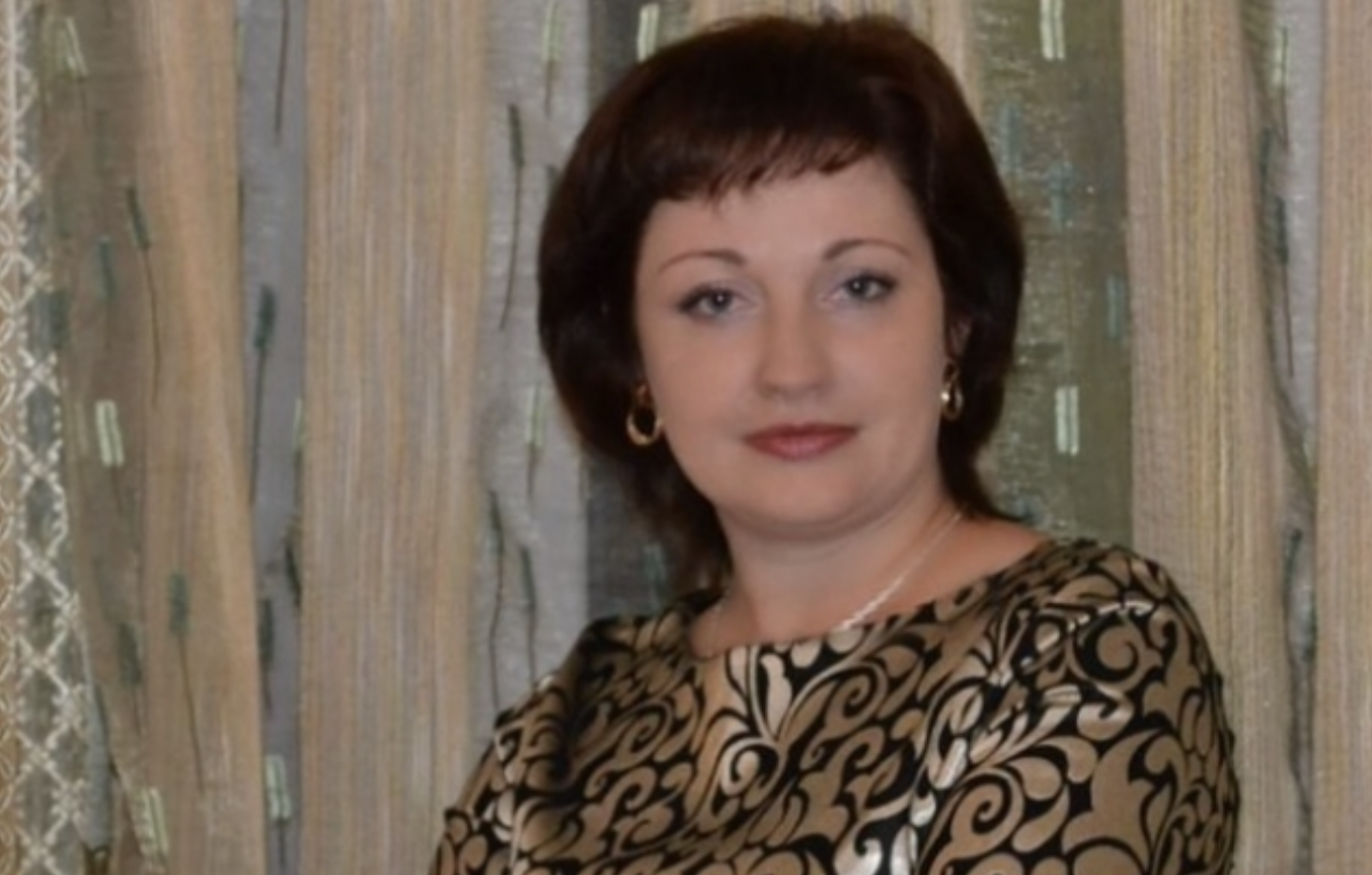 Моя подруга вийшла заміж багато років тому. Чоловік Анастасії здавався прекрасним сім’янином. Він вкладав все в сім’ю, добре заробляв. Їх шлюб був для багатьох прикладом. Олександр дуже цінував дружину і дітей. Однак життя дуже непередбачуване. У нього з’явилася інша жінка. Він приходив пізно з роботи. А запах жіночих духів і його поведінка підтверджували це. Настя почувала себе жахливо, вона повинна була залишитися одна в п’ятдесят років. Але не кидала свого чоловіка, говорила, що вік не дозволяє. Вона намагалася поговорити з чоловіком, але він не хотів слухати. Олександр сказав, що втомився і не хоче мати нічого спільного з нею.