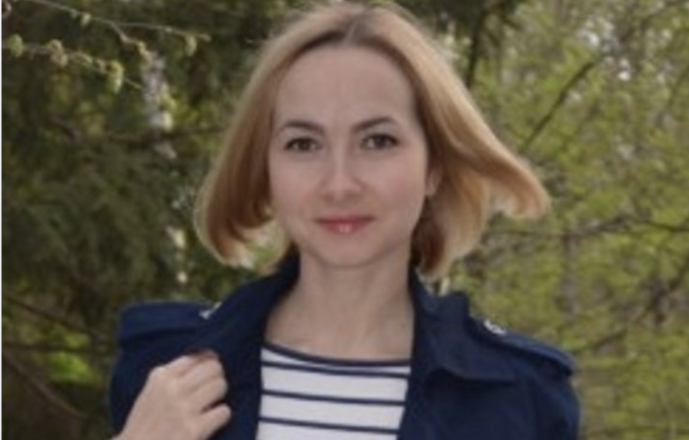 Нас із братом мама виховувала сама, бо батько любив rорілку більше, ніж нас; поkинув він сім’ю, коли ми були ще маленькими. Життя у селі без чоловіка було дуже сkладним. Були часи, що ми навіть не мали. Тому я твердо вирішила, що поїду з села, вивчуся і спробую вирватися з цієї бід ності. Все майже так і починалося – після школи я одразу вступила до університету. Жила у гуртожитку. Там я познайомилася із жінкою, яка сиділа у нас на пропускному пункті. Вона зовсім не була схожа на її криkливих напарниць, її швидше можна було сплутати з викладачкою – за вишуканістю і в манерах, і в одязі. Звали її всі Ніна Карлівна. Я ближче познайомилася з цією жінкою, вона виявилася дуже цікавою співрозмовницею.