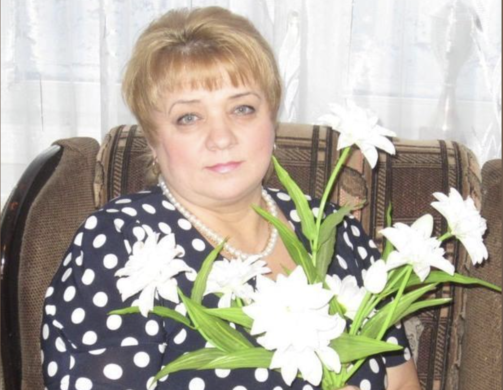 Мамо, ти дарма себе накручуєш! Всі так живуть, а ми що гірші? Сама собі навигадувала чогось, – нарікала мені донька Карина.  Донька вийшла заміж і вважає тепер, що в усьому має слухатись чоловіка. Я все прекрасно розумію, втручатися в життя Карини і Максима не збираюсь. Але ті правила, які зять запровадив в моєму будинку, це просто жах. Хоча сам прийшов на все готове.