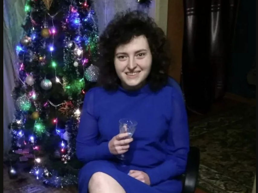 Мамо, а ти можеш не приходити до нас, коли свекри у гостях?  – Чому? Я думала, що разом веселіше, навіть от тортика купила до чаю. Та коли почула причину – то аж заплакала. Невже єдина донька мене соромиться?…