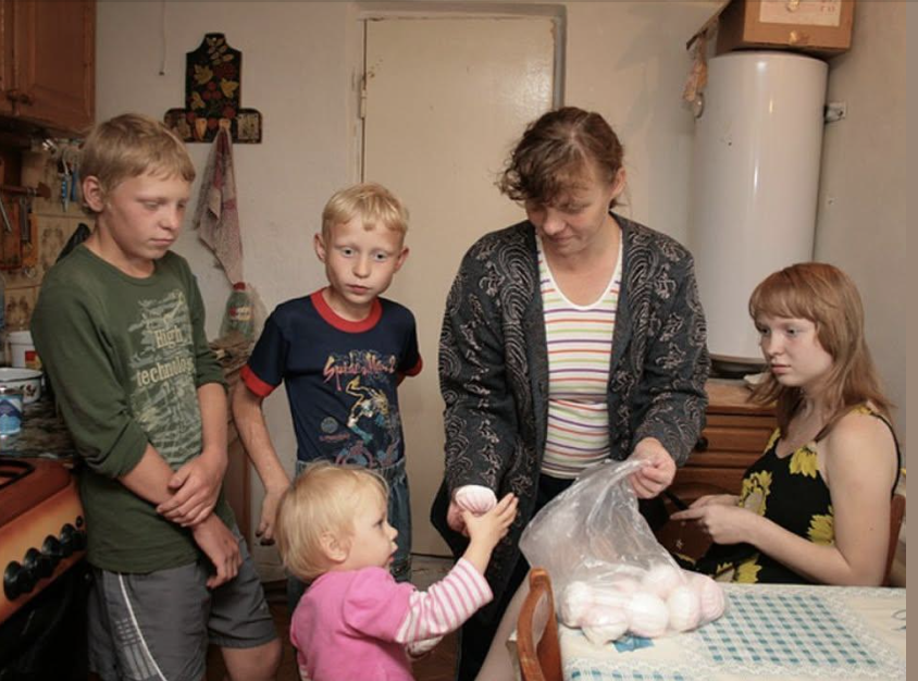 Чому одні зранку й до ночі працюють, платять податки, а інші народжують десяток дітей і сидять на шиї в держави? Такі сім’ї не викликають у мене ні краплі жалю!!! Хіба я не права?!