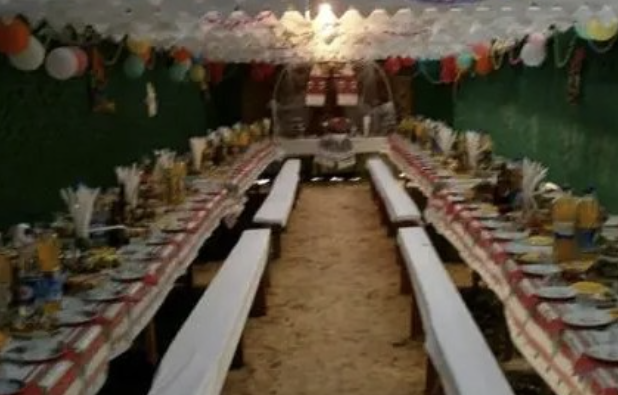 Своє весілля й досі згадую з жахом. Я пропонувала святкувати у кафе, чи ресторан, як годиться.  – Навіщо ті понти? Зробимо, як усі нормальні люди, – казала свекруха. І я гадала, що Олена Іванівна нам допоможе. Однак, досі згадую зі сльозами ту “поміч”. Наче свекруха навпаки все хотіла зіпсувати та зірвати весілля!