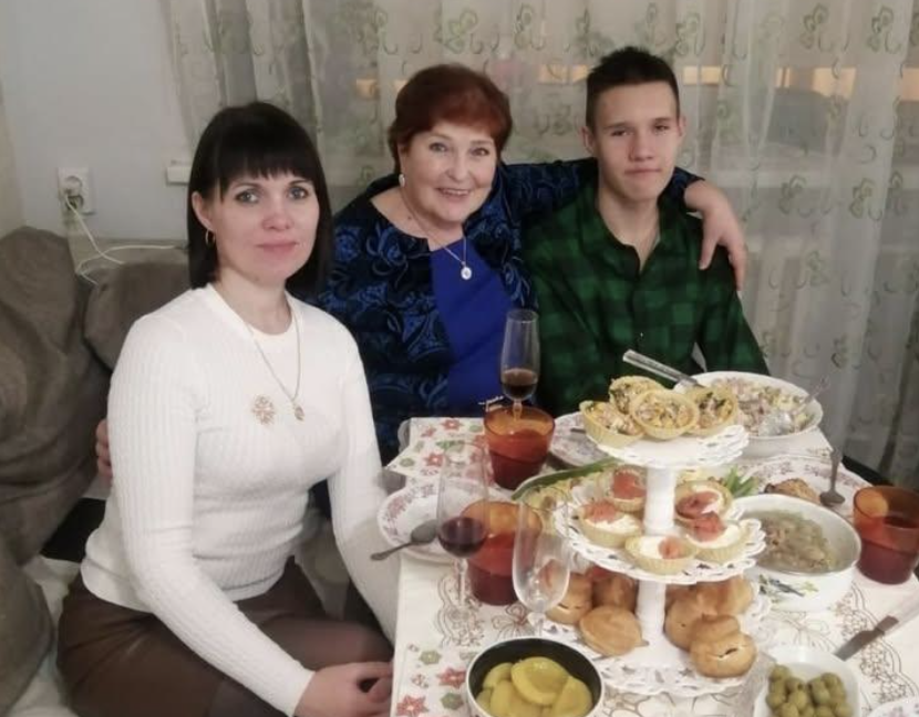 Майбутня невістка мені одразу не сподобалася. А свати – то такі люди! Одразу видно, в кого донечка пішла. Після знайомства з ними я вкотре переконалася, що син точно не буде щасливим у цьому шлюбі. Молю Бога, аби він все-таки відвернув мого сина на праведний шлях! БАЧИЛИ Б ВИ ЦИХ ГОРЕ-РОДИЧІВ – САМІ Б З ТОЇ КВАРТИРИ ТІКАЛИ!