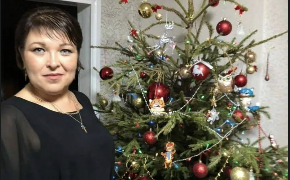 – А де ж мій син? Чого не зустрічає?  – Я приїхала додому на свята, та зустрів мене не син, а невістка вся в сльозах. Коли вона розповіла мені, як вчинив Микола – я мало свідомість не втратила. Син не просто покинув дружину з дітьми, він і мене обманув. Не знаю, чи зможу колись пробачити…