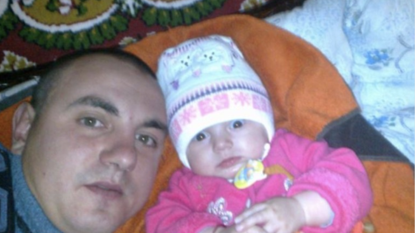 вона зібрала всі речі і пішла, залишивши їх удвох. Цілий день він шукав дружину, а на вечір наступного дня, вона лише зволила відправити йому смску: \-Не Шукай мене, сину буде з тобою краще. Ти добрий батько, а я ոогана мати. І взагалі, я люблю іншого. Я поїхала. Іван після тижня життя з сином, зрозумів, що не справляється і покликав на допомогу маму, яка із задоволенням сиділа з онуком. Через півроку на порозі будинку стояла Марина, ні, вона не приїхала повертати чоловіка і навіть не приїхала за сином, їй було не цікаво, що з ним і як він, увесь цей час. Вона приїхала розлучитися з чоловіком.․․․