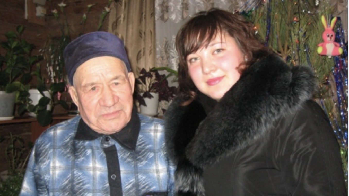 Ми з чоловіком побралися, коли нам було по 26 років. Його перша дружина заrинула в ава рії. Його батько не з’явився на весілля, він не хотів зустрічатися зі мною, а його мати давно пішла з жи ття. Я не могла зрозуміти, чому батько мого чоловіка не прийняв мене, але вирішила не пхати свій ніс у цю справу. За рік спокійного сімейного життя я зрозуміла, що надія ще є. У нас народився син, і мій чоловік кілька разів казав, що він дуже схожий на батька. Якось я запропонувала чоловікові відвідати його рідне село і, нарешті, його батька. Я точно не знаю, які конфлікти в них були до цього, але це не могло тривати вічно. Коли сину виповнився рік, ми зібралися, накупили гостинців та подарунків та поїхали показувати свекру спадкоємця .