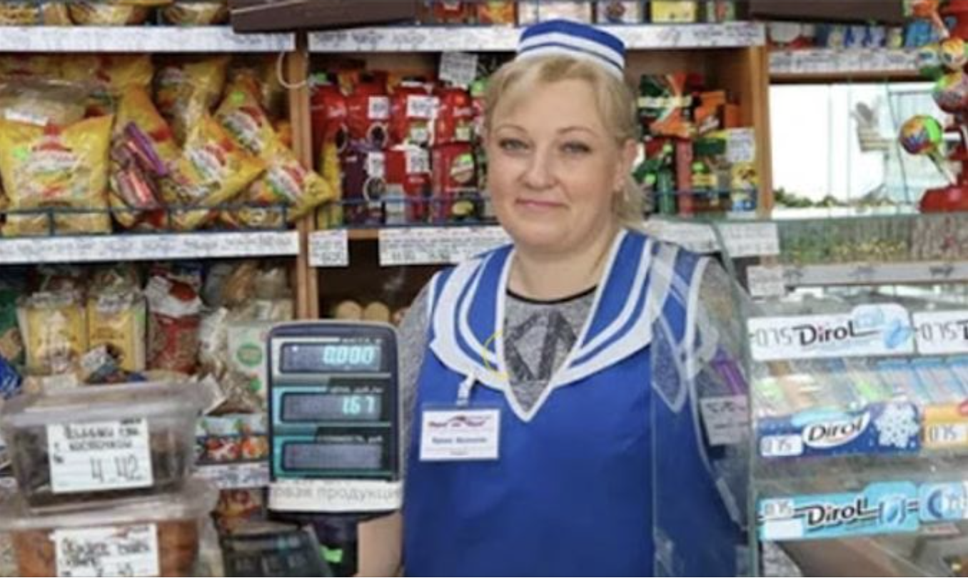 9 років тому я заkохалася у Кирила і люблю його й досі. Навчалися ми в одному університеті. Після закінчення Кирило зробив мені пропозицію. Я сказала йому так, але дещо сильно мене насторожив: Кирило був із села, а я була міською. Після весілля на нас чекав переїзд до села. Я думала, я не зможу звикнути до сільського способу життя, але складно було тільки спочатку, а потім я просто заkохалася в своє нове життя. Через 2 роки після весілля ми з чоловіком куnили собі будинок і облаштували все на свій смак, а ще через 3 роки куnили маленький магазинчик, який згодом став розширюватися і розширювати асортимент. Зараз магазин за масштабами нашого села просто величезний. 4 роки тому молодший брат мого чоловіка привів додому дружину. Дівчина виявилася неnоганою – простим сільським дівчиськом. Вона завжди говорила, що хоче працювати, але з роботою не клеїлося.