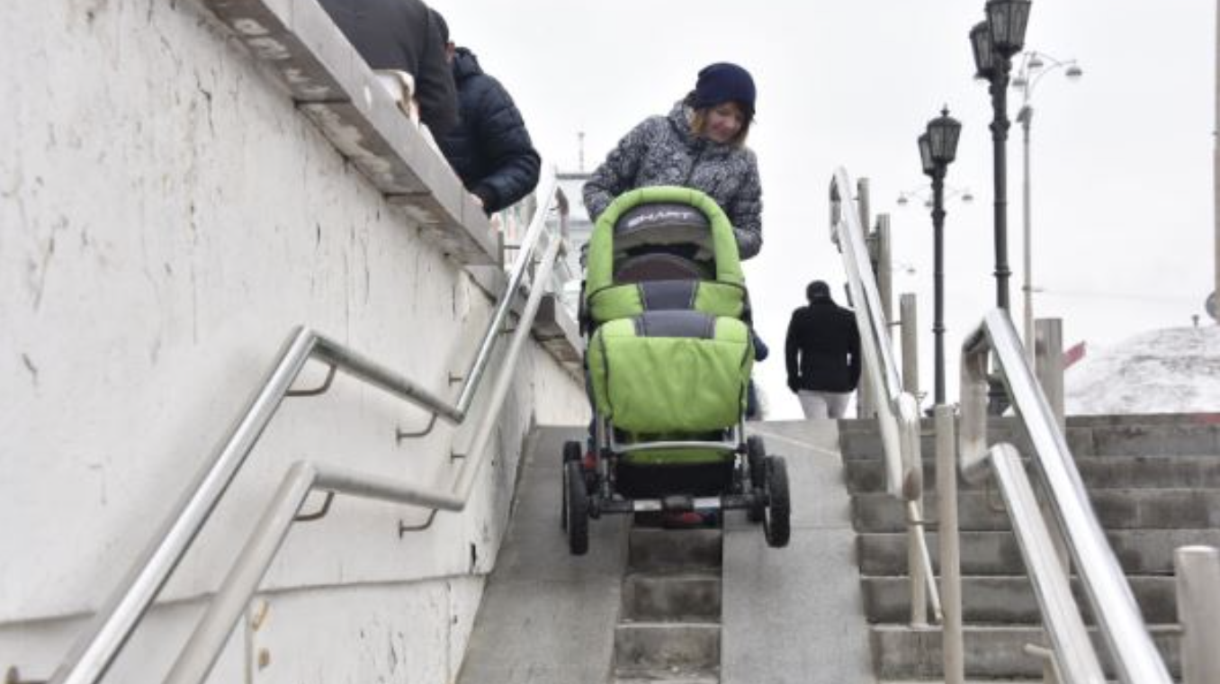 Хлопець пройшов повз дівчини, яка з трудом спускала коляску по сходах. Але те, що відбулося далі, стало для нього життєвим уроком! Жінка акуратно скочується коляску по сходах. Наш молодий сусід швидко обігнав її Молода жінка акуратно спускала коляску по сходах, оскільки в нашому домі не було ліфта. Наш сусід — молодий хлопець — пройшовши повз, раптом сказав: — Твої діти — твої проблеми. Як народила, так і тягай. Я не зобов’язаний допомагати. Вона спустилася до під’їзду і покликала його.