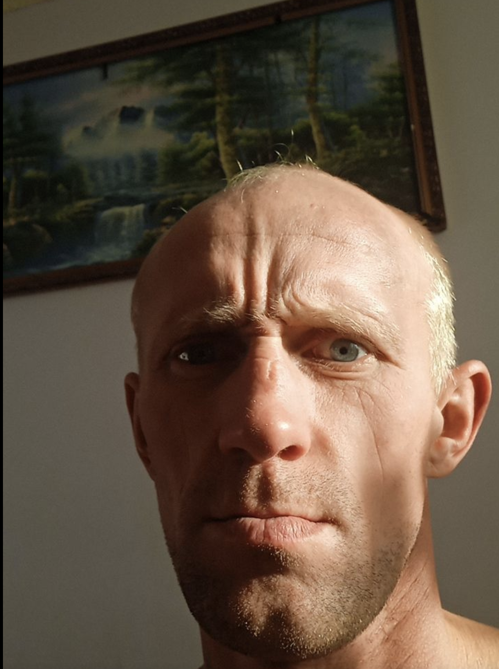 Пустила до себе жити кавалера (45 років) через 2 місяці після знайомства я прийняла рішення…Яке образило його.. і я виставила його за двері зі скандалом —не з тією зв’язався…