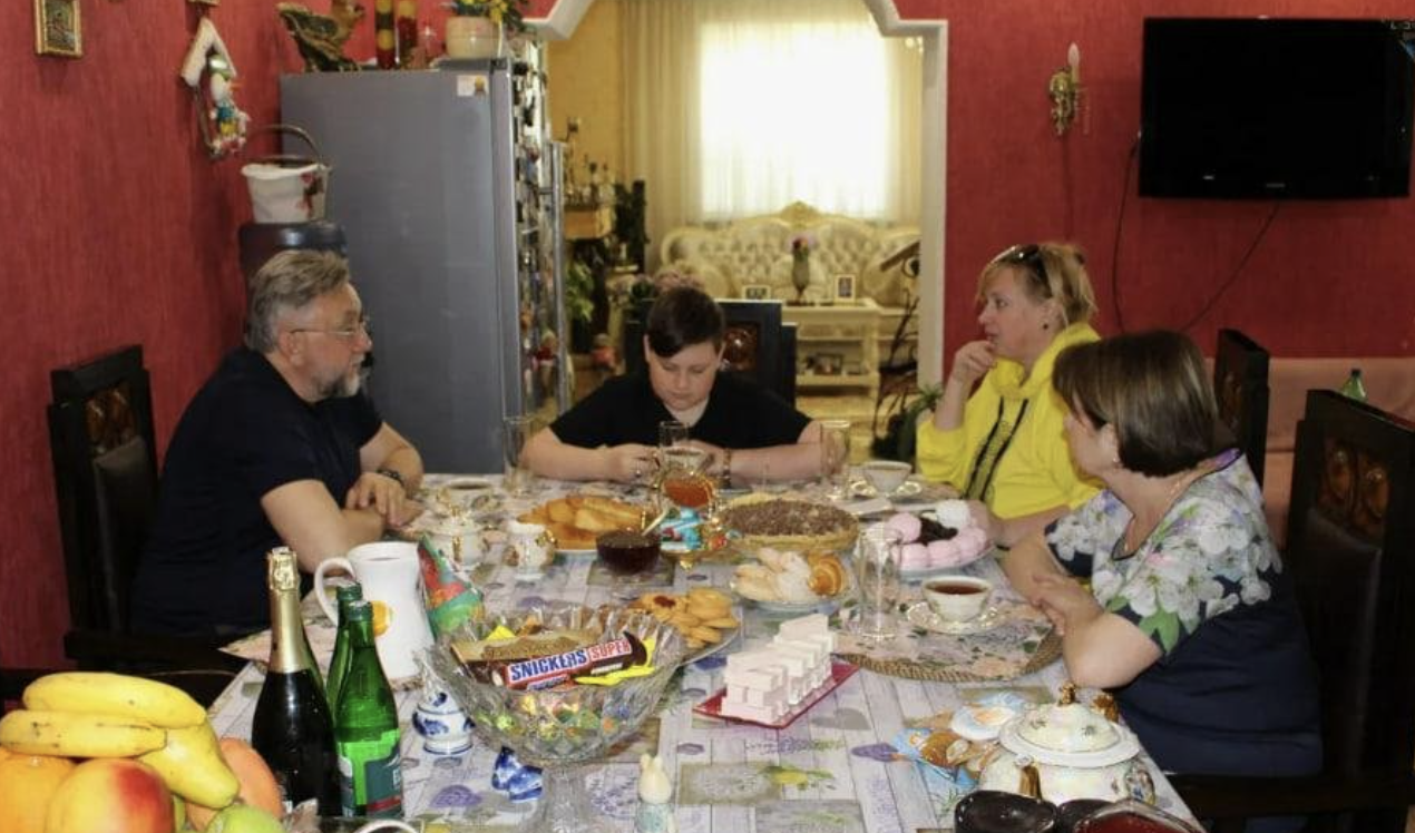 – Як ви посміли його запросити на новосілля? – кричала свекруха, коли побачила гостя на порозі квартири. Від люті вона аж почервоніла, наче рак.  Не думала, що наше свято закінчиться таким конфліктом через одного чоловіка.