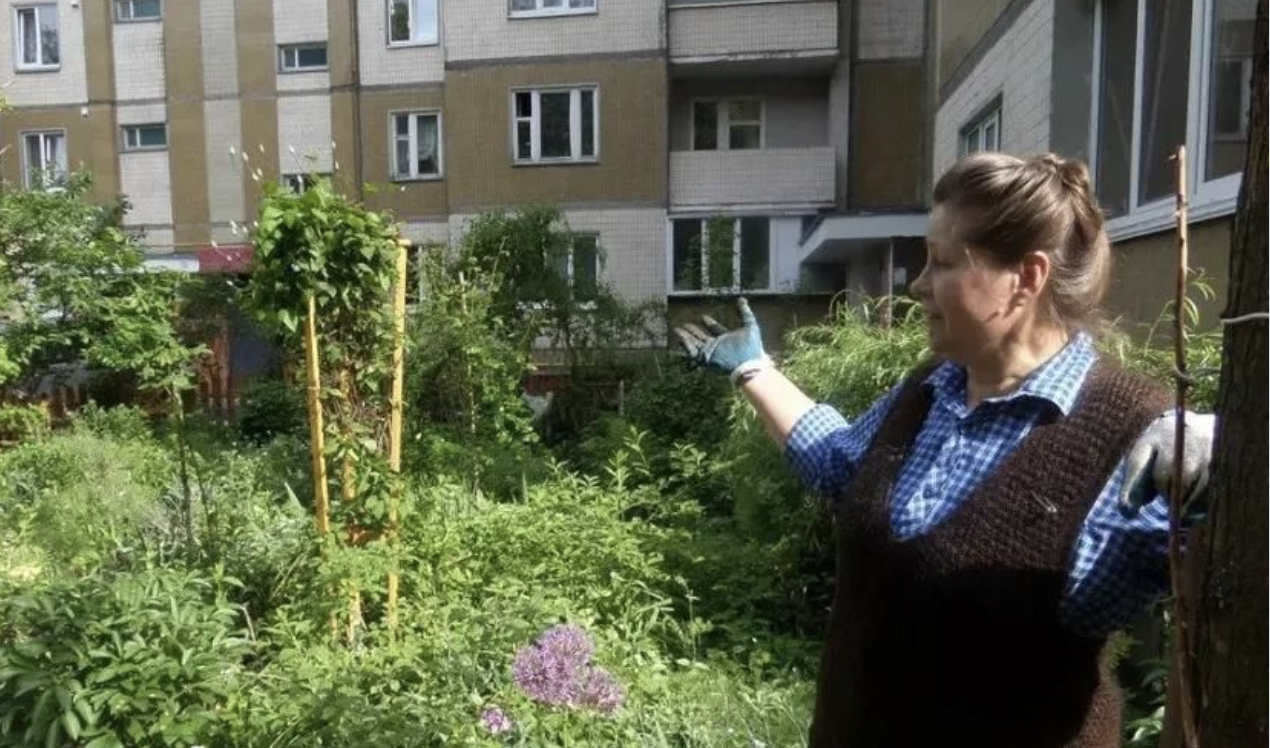 Онуці 4 роки і вона дає мені образливі клички. А синові та невістці від цього тільки смішно! . . Тиждень тому я приходжу – а до мене в обійми вже не біжить, а летить Владка.  Знаєте, таке її звертання мене дуже образило.  – Владуня, я бабуся. Ну як я тебе вчила? Бабуся, бабуня, буся.  – Ні.  А невістка стояла на кухні та під носа собі хіхікала єхидно.