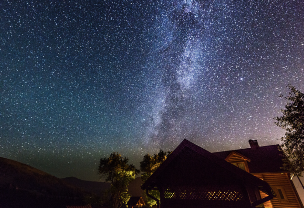 Ірина та Андрій повернулися додому. Вони десять днів відпочивали на морі. Іра ще там зрозуміла, що відпочинок Андрію дається важко. Він весь час заглядав в телефон. Усміхався, писав, а іноді далеко відходив від неї, щоб поговорити. Він засиджувався в телефоні до ночі і потім лягав спати. На ранок Ірина з ним намагалася говорити, але він посилався на відпустку, що він відпочиває.