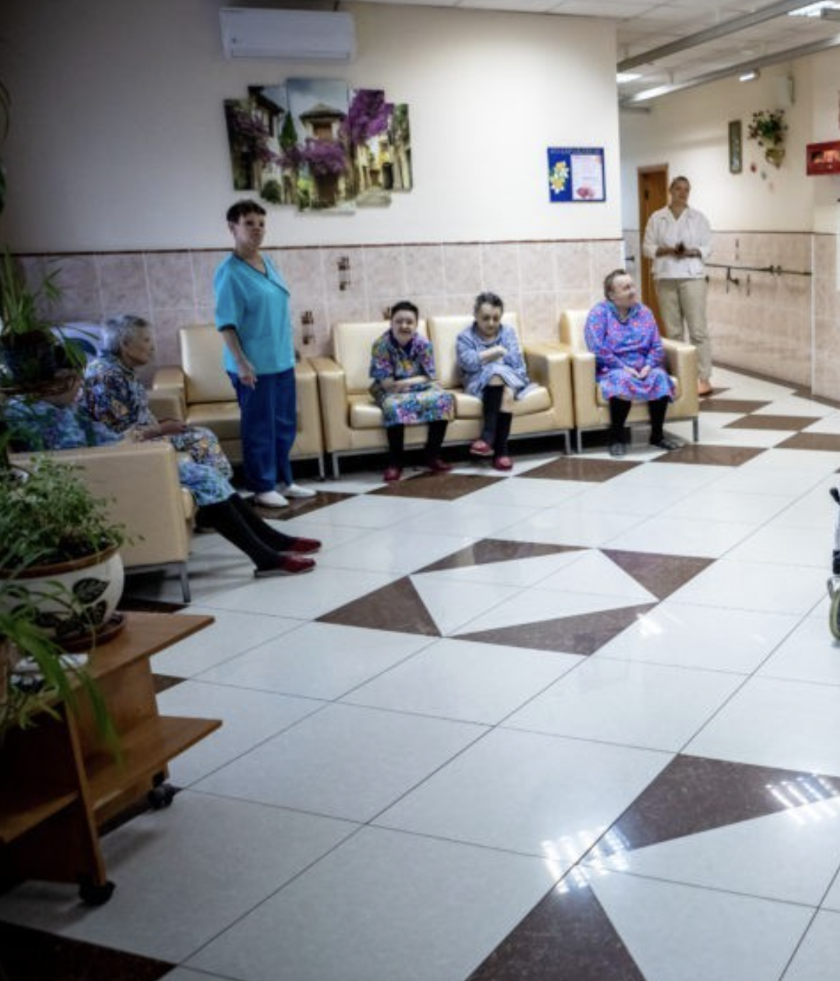 Син здав мене до психлікарні, щоб отримати спадок, але, умовивши медсестру, я зробила один дзвінок. Наступного дня цей мерзотник пошкодував, що вчинив зі мною так