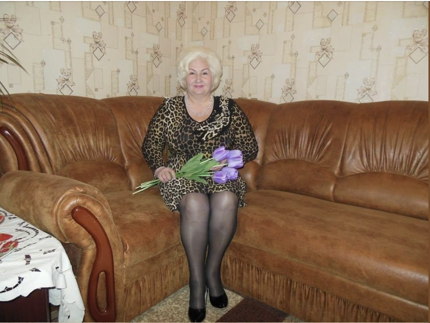 Мамо, тобі не здається, що в 72 роки таке витворяти – то вже занадто! – Коли ненька повідомила мені про свої плани – я вухам своїм не повірила. Розумію, що життя коротке і всіляке таке, але всьому має межа бути. Врешті, що ж люди скажуть?