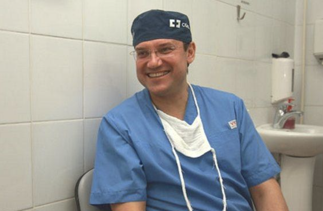 Про цього лікаря знало не одне місто. Він був чудовим спеціалістом з онкології. Якось за проведення важкої операції його вирішили нагородити премією. Але туди потрібно було летіти. Літак злетів, але з певних причин через годину аварійно приземлився у найближчому аеропорті. Лікарю довелося орендувати авто, щоб потрапити у потрібне місце.  Дорогою туди почалась сильна злива, вітер зривав гілки дерев і кидав об лобове скло. Інтернет зник, навігатор не працював. Потім лікар зрозумів, що заблукав через невірний поворот. Кружляючи дві години, він відчув нестерпний голод і страшенну стому, тому вирішив пошукати хоч якесь місце аби відпочити.  Нарешті на горизонті показався невеликий будинок. В іншому випадку він би не йшов туди, але його зневіра перемогла. Вирішив таки вийти з машини й постукати у двері. За мить їх відчинила вродлива жінка.