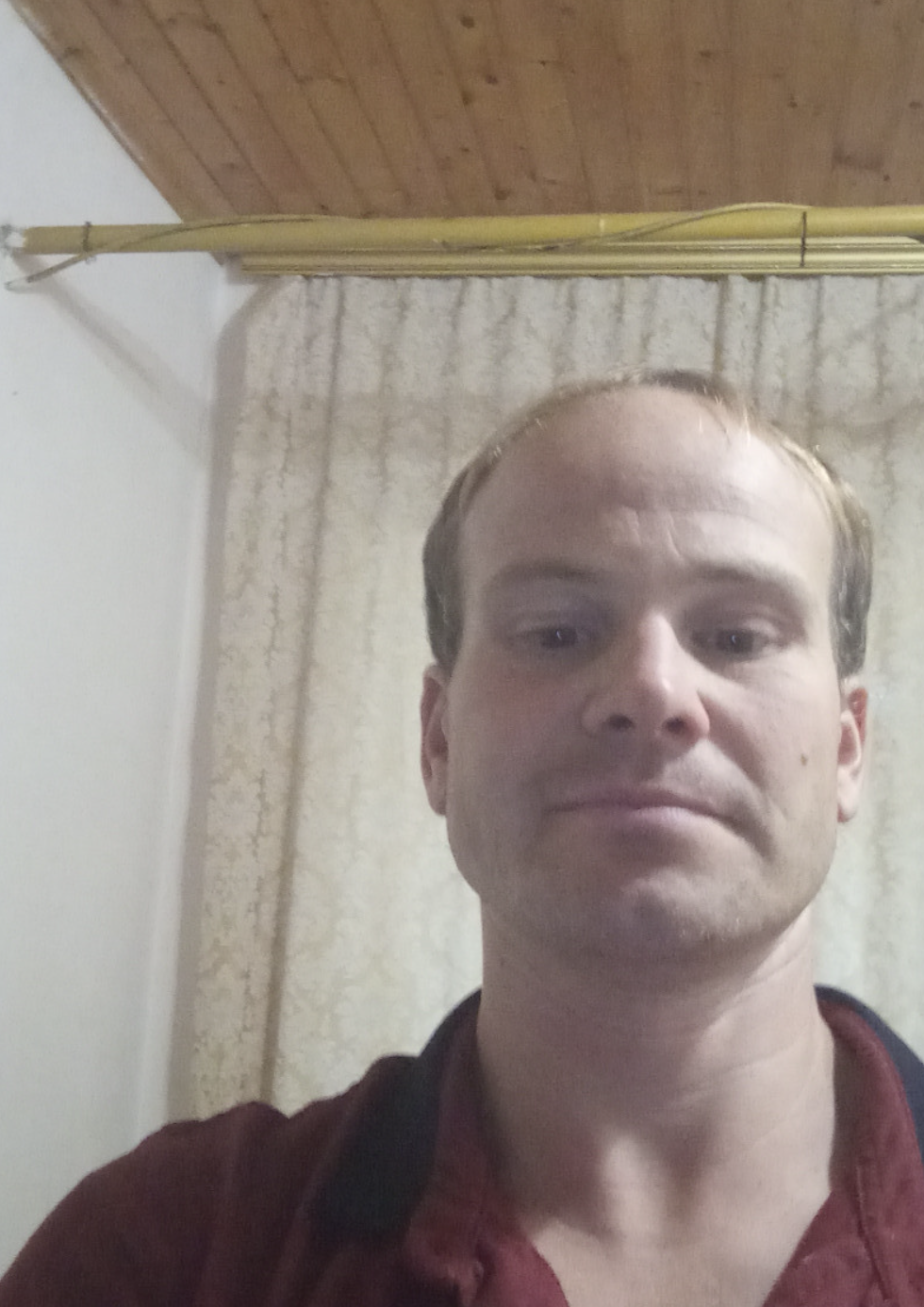 Я скидав черевики і спирався на стіл. “Все було добре. Ми робили проєкт. Я сидів із друзями. Учитель каже, що в мене все добре.” Вона радісно усміхалася. “Звісно. Ти найрозумніший хлопець у світі.”