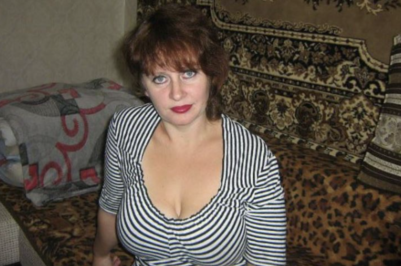 Мені 44 роки. Я живу одна, дітей не маю, заміжня я ніколи не була Зараз мені 44. Я живу одна, у мене немає дітей, та й заміжньою я ніколи не була. Якось не склалося. А мої батьки живуть в іншому місті.