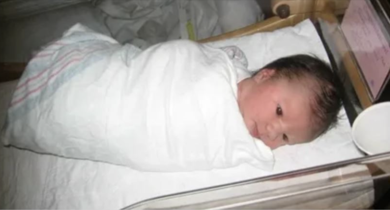 «Я таємно удочерила кинуту дівчинку прямо в пологовому будинку. Оксана була записана як друга дівчинка в моїй двійні ». Коли одного разу ввечері вирушила до лікарні з переймами, ми з чоловіком чекали появи нашого четверту дитину.