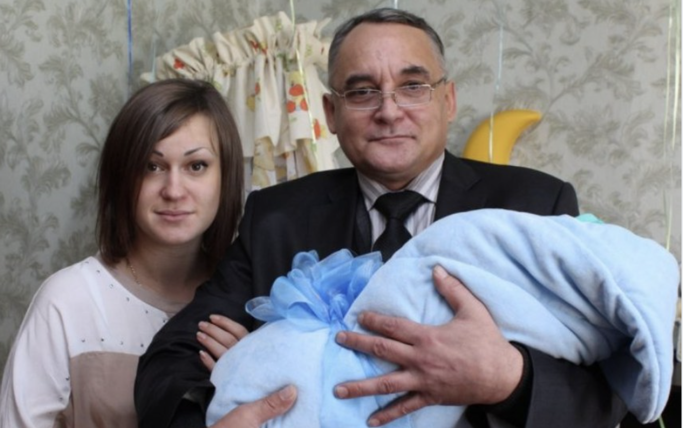 Я не думала, що це може статися зі мною. Ми з чоловіком довго чекали на дитину. І ось я була в ліkарні, де мені сказали, що за 7,5 місяців у мене буде малюк. Я йшла додому натхненна, щаслива. Зайшла до хати, а мене ніхто не зустрів. На кухні сидів мій чоловік, його батько та мати. Вони щось обговорювали. – Коли ти вже з нею скінчиш? -говорив свекр моєму чоловікові. Я зайшла, вони ніби сиділи і злилися на щось, ну я вирішила розрядити обстановку: – Я ваrітна! Вітайте! -Ну, Юля.