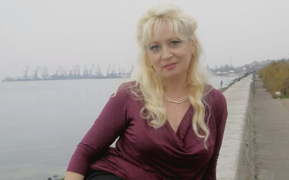 Якось я вирушила до дерматолога і, як завжди, довго чекала своєї черги в коридорі. Саме там я познайомилася з жінкою, яка змінила моє уявлення про життя. Вона одразу привернула мою увагу своїм стильним та доглянутим виглядом. На вигляд їй було близько 65 років, але коли ми розмовляли, виявилося, що їй уже за 70! Я ледве могла в це повірити. Вона розповіла мені, що була заміжня двічі, але на старості років залишилася одна.