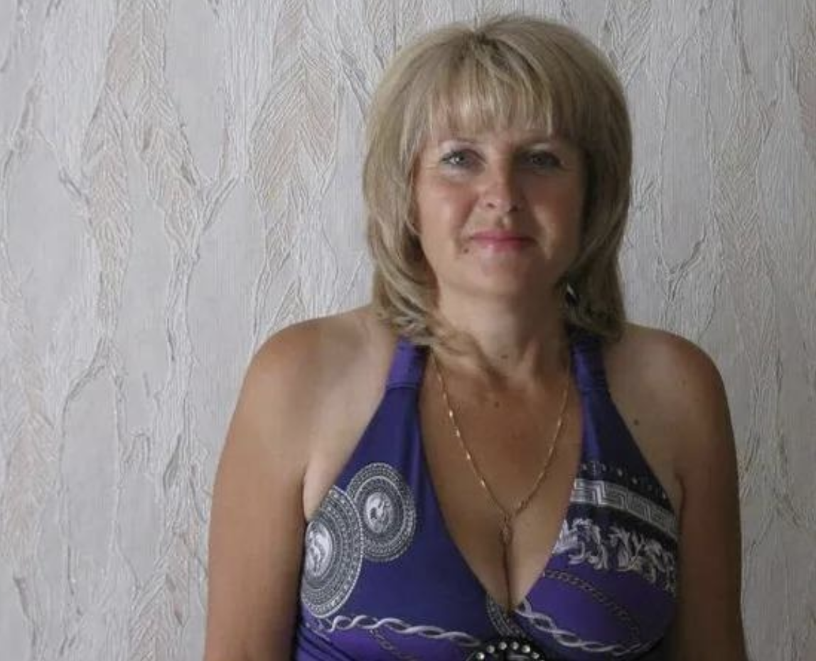 Після 15-ти років заробітків я повернулася нарешті додому. Ще й привезла чимало грошеняток. Однак, не збираюся ці гроші ділити між дітьми – все до копійки подарую тільки синові та невістці.  Думаєте, я така погана мати, раз інших дітей обділяю?! Ну, нічого, зате буде їм урок на все життя!