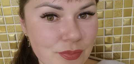 Віктор кинув її сумку прямо на поріг. З неї висипалися таблетки — Марина працювала медсестрою, завжди носила запас із собою. — Все, — сказав він. — Збирайся і вимітайся. Вона стояла в передпокої, ще в чорній сукні з поминок, і не могла дихати. — Вітя, почекай…