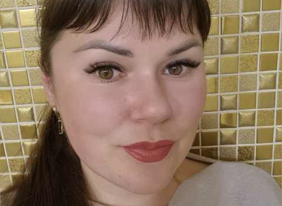 Віктор кинув її сумку прямо на поріг. З неї висипалися таблетки — Марина працювала медсестрою, завжди носила запас із собою. — Все, — сказав він. — Збирайся і вимітайся. Вона стояла в передпокої, ще в чорній сукні з поминок, і не могла дихати. — Вітя, почекай…