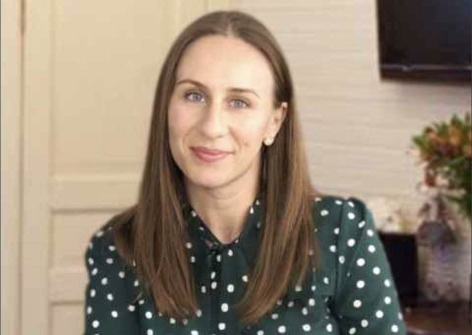 Зоя останні 5 років мріяла власним будинком. Жити в крихітній квартирі тридцяти п’ятирічній жінці набридло. Майже рік вона вмовляла свого чоловіка, Василя, змінити їхнє життя на краще: – Васю, ну що хорошого в місті? – щовечора питала Зоя у чоловіка. -Метушня, затори, бруд. Давай переїдемо до передмістя, га? – А там чого доброго? – справедливо обурювався Василь. – Зайвий час доведеться витрачати на дорогу до роботи і вранці, і ввечері. Вставати рано! Ну, чого тебе так тягне в село?