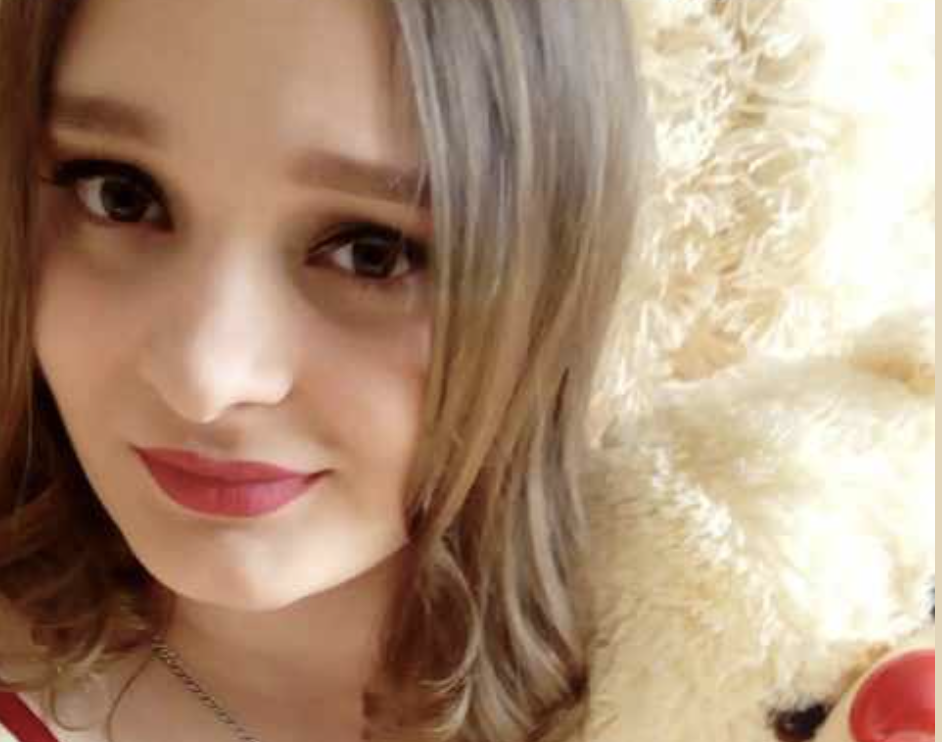 Ірина встала рано. Вона наварила борщу й нагодувала свого чоловіка Віктора сніданком. Жінка вже помила посуд і прибирала у шафу чашки з-під чаю, як раптом побачила у вікно кухні сусідку Тетяну – продавчиню з сільського магазину… Та зайшла на подвірʼя і впевнено попрямувала до хати Ірини. – Не вистачало ще її тут з самого ранку побачити, – подумала Ірина. – І що вона тут забула?